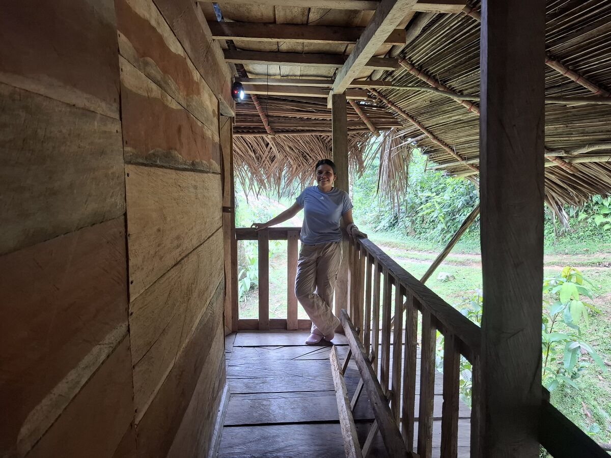 Balcón de la cabaña con vistas al entorno natural