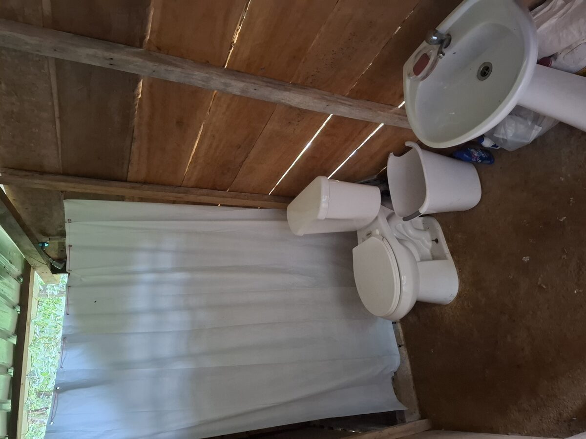 Baño de la cabaña con servicios básicos