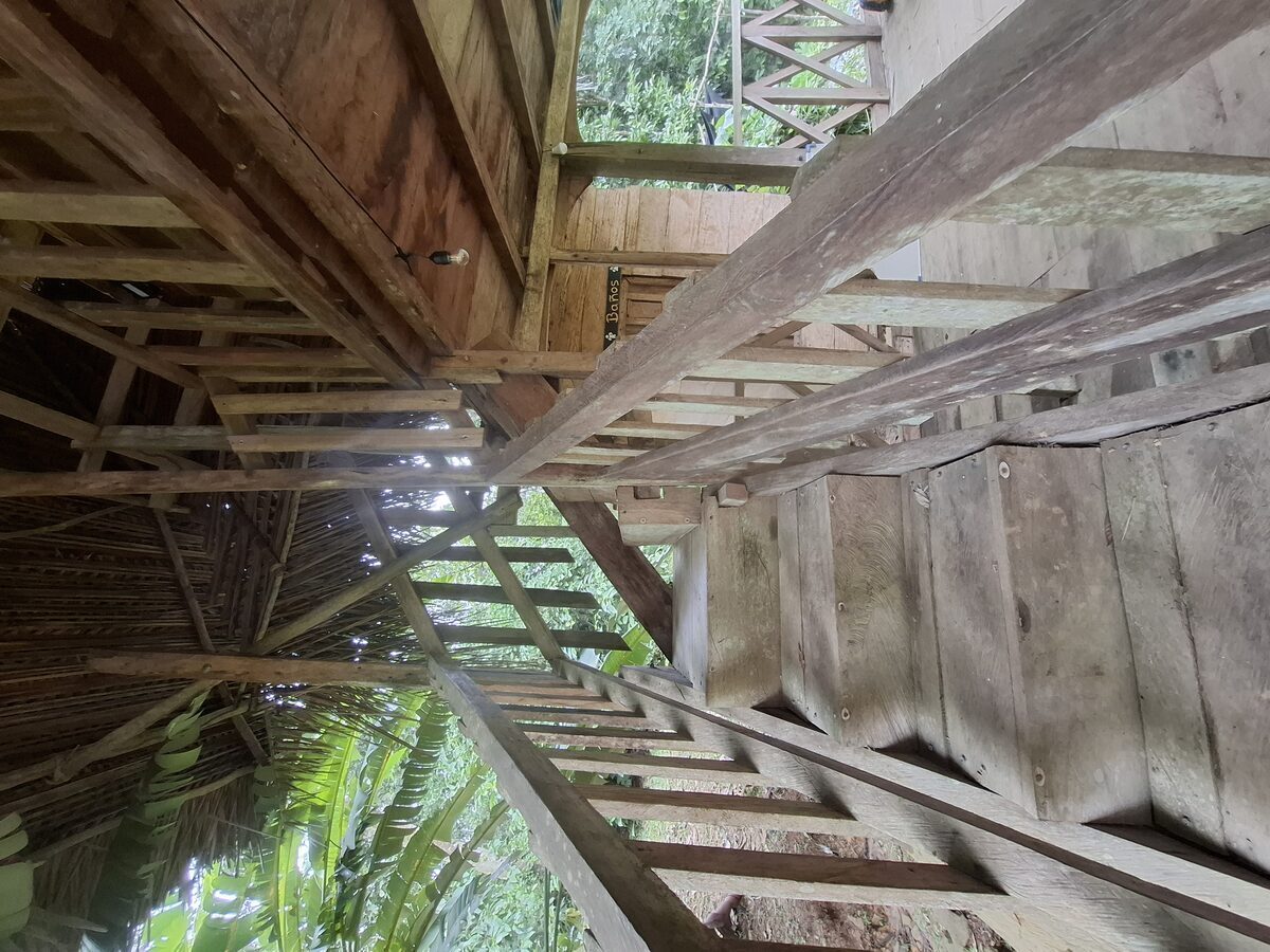 Escalera interior de la cabaña