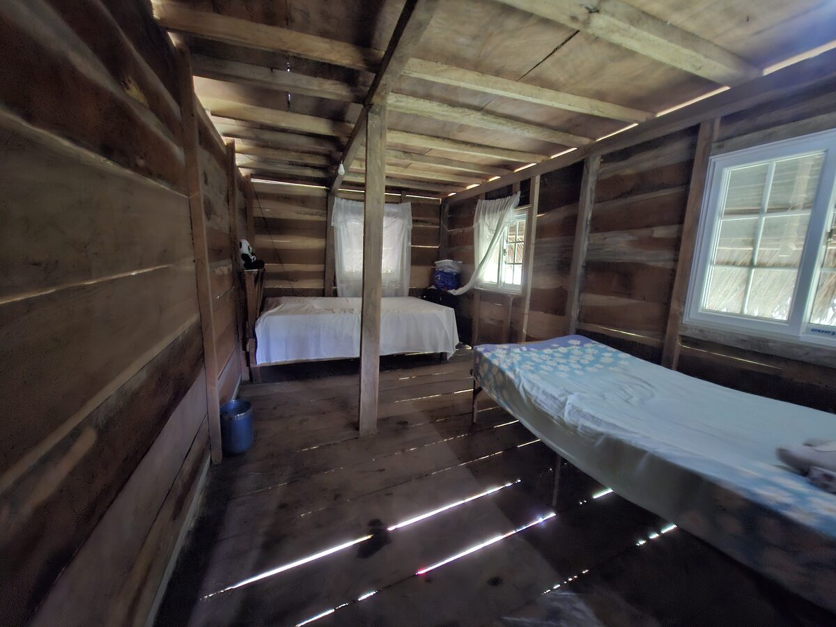 Interior de la cabaña, zona de descanso