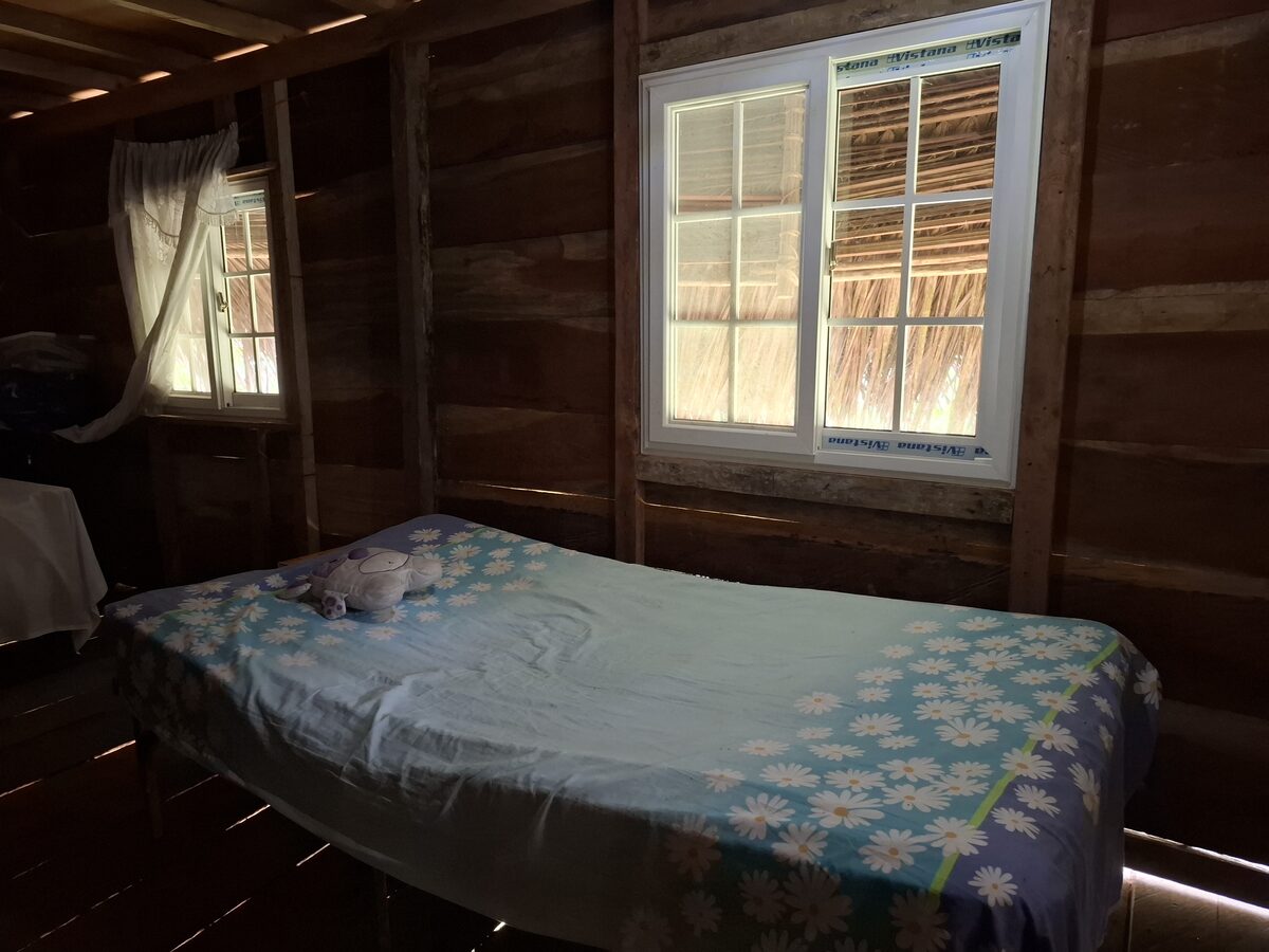 Interior de la cabaña, vista del área de descanso