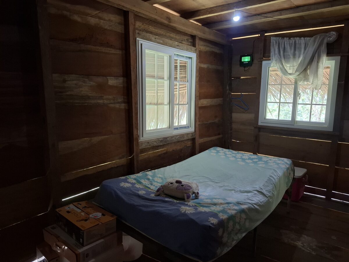 Interior de la cabaña con mobiliario rústico