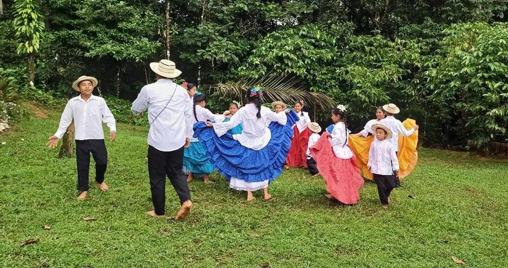 Niños bailando con trajes típicos