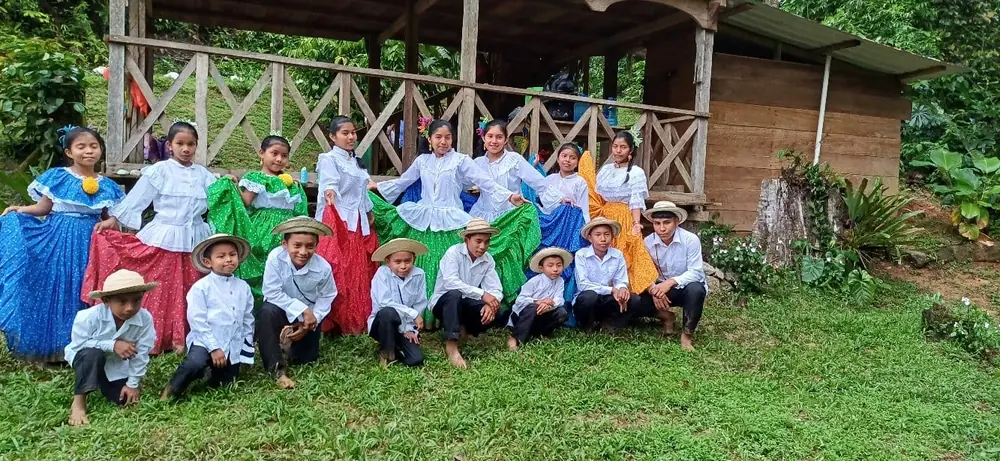 Niños con vestimenta típica panameña