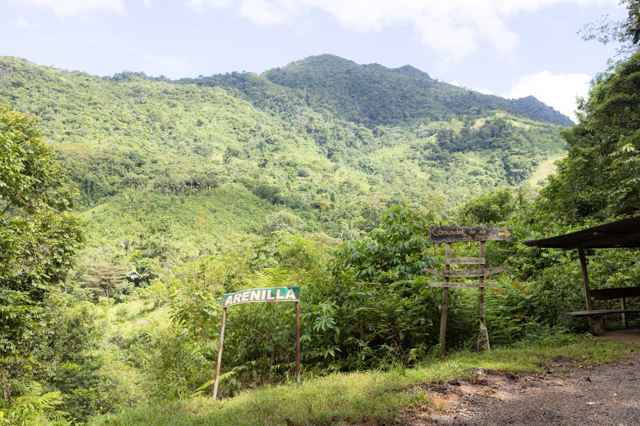 Entrada a La Arenilla con vista a las montañas