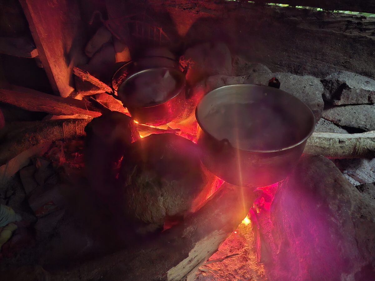 Fogón artesanal de leña para cocina criolla