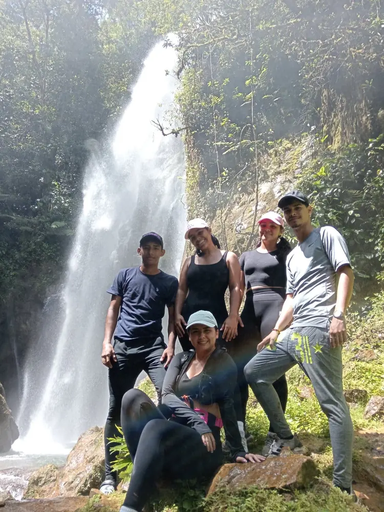 Visitantes disfrutando de la cascada